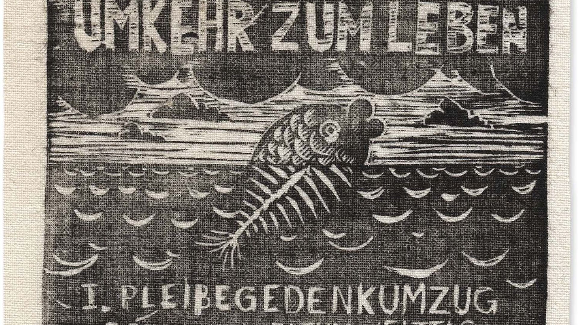 Schwarz bedrucktes Stoffstück, auf dem ein Fisch abgebildet ist, der aus dem Wasser herausschaut. Der untere, sich im Wasser befindliche Teil des Fisches besteht aus Gräten. Überschrift "Umkehr zum Leben"