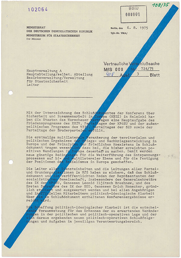 Textdokument, überschrieben vom Ministerrat der DDR, Ministerium für Staatssicherheit, addressiert an den Leiter Hauptverwaltung A. Von oben links bis unten rechts ist ein blauer Strich über das Dokument gedruckt.