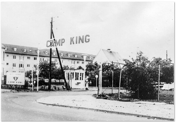 Haupteingang von "Camp King" in Rheinland-Pfalz Blick auf die Eingangspforte einer Kaserne der US-Armee in Deutschland. Über der Pforte ist der Schriftzug "Camp King" zu sehen.