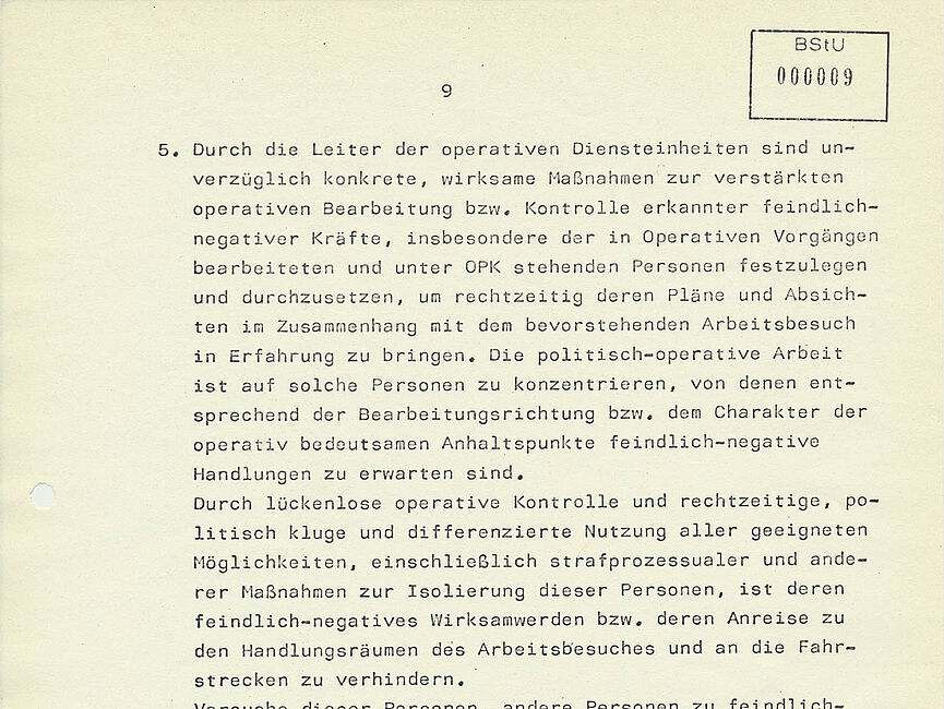 Der Befehl gibt detaillierte Anweisungen zur sogenannten Absicherung des Besuch von Bundeskanzler Schmidt in Güstrow durch die Stasi.