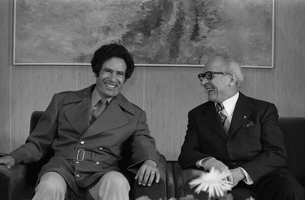 Der libysche Machthaber Muhammar al-Gaddafi (li.) im Gespräch mit DDR-Staatschef Erich Honecker während eines Staatsbesuchs in der DDR am 26. Juni 1978 Der libysche Machthaber Muhammar al-Gaddafi (li.) im Gespräch mit DDR-Staatschef Erich Honecker während eines Staatsbesuchs in der DDR am 26. Juni 1978