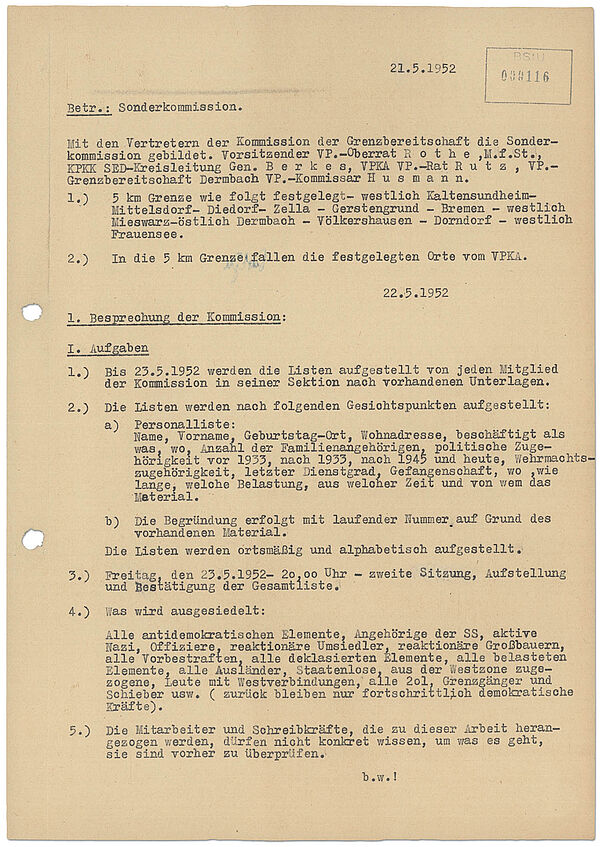 Das Dokument legt fest, dass eine Sonderkommission aus Volkspolizei, Stasi und SED-Funktionären Listen mit im betreffenden Grenzgebiet lebenden Menschen erstellen soll, um diese Menschen umzusiedeln und warum sie in die Listen aufzunehmen seien ("antidemokratische Elemente", ehemalige Nationalsozialisten). Seite 1