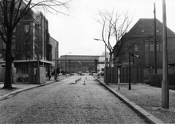 Blick auf das Zugangstor, die Freienwalder Straße hinunter.