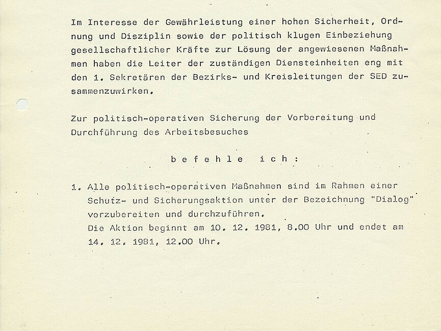 Der Befehl gibt detaillierte Anweisungen zur sogenannten Absicherung des Besuch von Bundeskanzler Schmidt in Güstrow durch die Stasi.