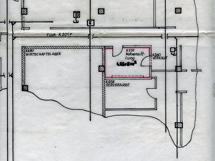 Teil eines Gebäudeplans aus einer Dokumentation der Stasi über Fernsprechanlage und Leitungsnetz im Hotelneubau "Bellevue" Dresden Teil eines Gebäudeplanes: in der Mitte ist rot umrandet der Raum "Notvermittlung" zu sehen.
