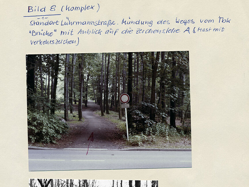 Stasi-Bildbericht zum TBK "Brücke" im Essener Lührmannwald, November 1985 Blatt mit zwei Fotos des Zugangs zum Waldgebiet Lührmannwald in Essen von der Lührmannstraße aus.