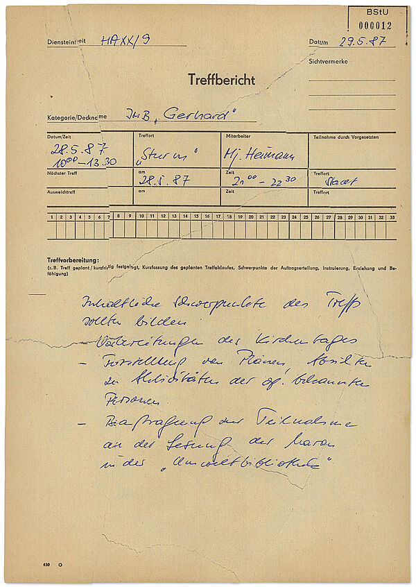 Zerrissener, manuell rekonstruierter Treffbericht, 29. Mai 1987; Quelle: BArch, MfS, AIM, Nr. 1054/91, Bd. 8, Bl. 12 Treffbericht auf einem dafür vorgesehenen Stasi-Formular. Er enthält Handschriftliche Notizen zu Ort und Uhrzeit des Treffs sowie Anwesiungen an den IM. Der Bericht wurde per Hand in mehrere Teile zerissen und später mithilfe von Klebeband wieder zusammengefügt
