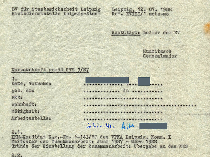 Beurteilung des IM Peter Becker: Zuerst wird seine Anwerbung und bisherige Aufträge rekapituliert und seine Zuverlässigkeit als positiv bewertet. Es wird erklärt, welche Kenntnisse der IM über die Stasi hat, wie seine geplante Übersiedlung in den Westen seitens der Stasi vorzubereiten ist und wie die Stasi die Gewährung der Übersiedlung in seinem rechtfertigt. Seite 1