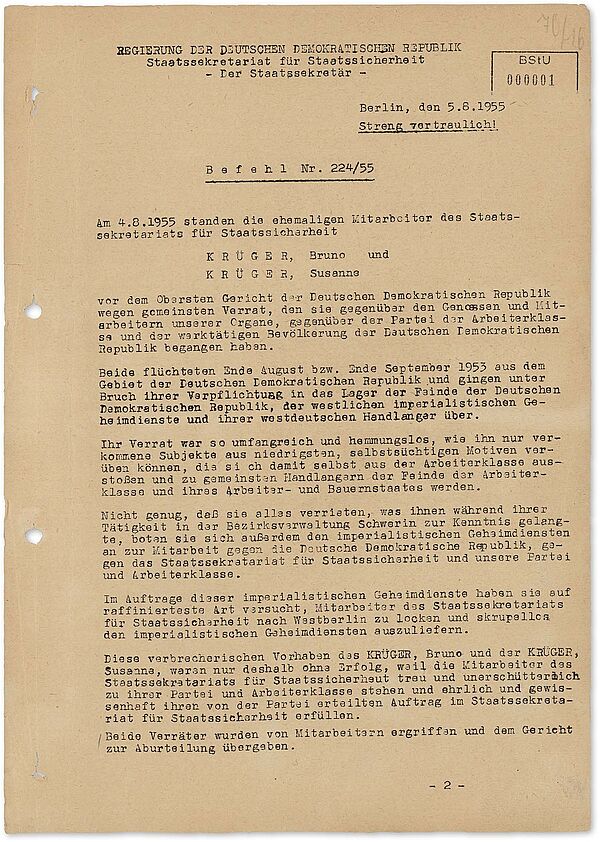 Stasi-Befehl Nr. 224/55 zur Bekanntgabe der Verurteilung von Benno und Susanne Krüger, 05.August 1955; Quelle: BArch, MfS, GH 108/55, Bd. 11, Bl. 1 Braunes A4 Blatt mit schwarzer Maschinenschrift: Der Befehl rekapituliert, dass die Krügers aufgrund ihrer Handlungen nach der Flucht aus Sicht der Stasi Verräter seien und die Todesstrafen daher gerechtfertigt seien. Er droht Nachahmern mit der gleichen Behandlung. Seite 1