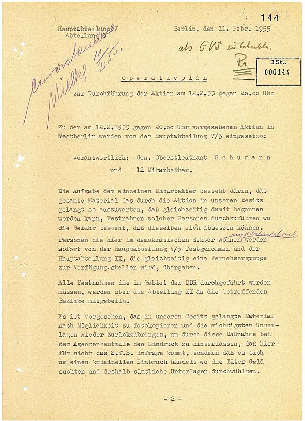 Der "Operativplan" ist vom stellvertretenden Stasi-Minister Erich Mielke mit "einverstanden" abgezeichnet und enthält Anweisungen, Unterlagen zu in der DDR lebenden Informanten des Ost-Büros zu stehlen und als Tarnung einen Wandsafe zu knacken. Der "Operativplan" ist vom stellvertretenden Stasi-Minister Erich Mielke mit "einverstanden" abgezeichnet. Er enthält Anweisungen, Unterlagen zu in der DDR lebenden Informanten des Ost-Büros zu erbeuten und einen Wandsafe mit Bargeld zu knacken, um den Einbruch als Raub aussehen zu lassen.