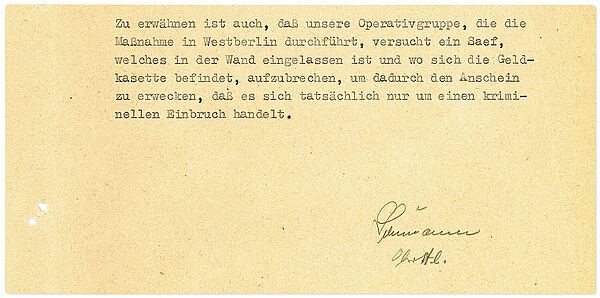 Der "Operativplan" ist vom stellvertretenden Stasi-Minister Erich Mielke mit "einverstanden" abgezeichnet und enthält Anweisungen, Unterlagen zu in der DDR lebenden Informanten des Ost-Büros zu stehlen und als Tarnung einen Wandsafe zu knacken. Der "Operativplan" ist vom stellvertretenden Stasi-Minister Erich Mielke mit "einverstanden" abgezeichnet. Er enthält Anweisungen, Unterlagen zu in der DDR lebenden Informanten des Ost-Büros zu erbeuten und einen Wandsafe mit Bargeld zu knacken, um den Einbruch als Raub aussehen zu lassen.