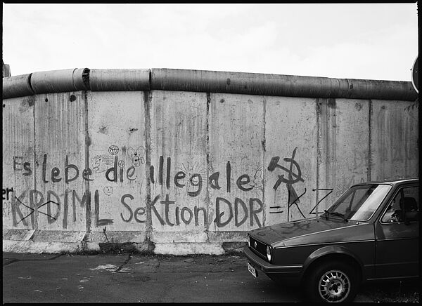 "Die vermessene Mauer".- Alte Jakobstrasse / Alexandrinenstrasse / Sebastianstrasse Schwarzweißfoto der Berliner Mauer mit Grafitti