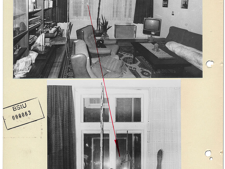 Seite 1 des Bildberichts der Stasi über das bei Familie Mohn sichergestellte "A" mit Foto des Wohnunzimmers mit dem Fenster, in dem das "A" hängt sowie nährere Aufnahme vom Fenster