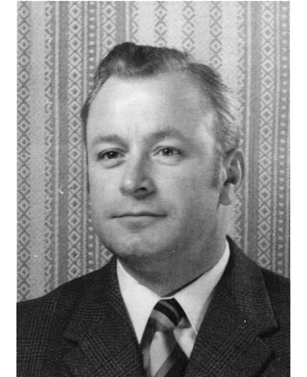 Aus Personalakte stammendes Portrait eines Mannes im Anzug.