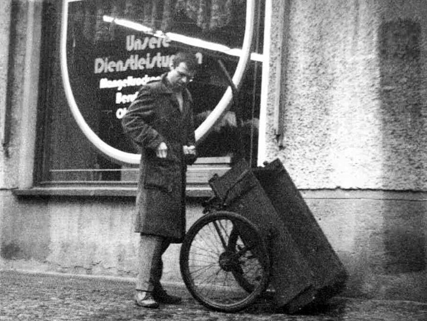Bildbericht der Observation Radulovics durch Mitarbeiter der HA VIII am 26. März 1985 Schwarz weiß Foto: ein Mann mit auf der Front aufgestelltem Handwagen vor einem Schaufenster