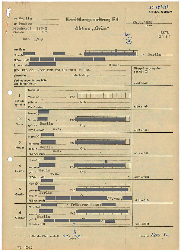 Das Formular enthält Daten des Wehrpflichtigen und seiner Familie und ob die Person in den Karteien der Stasi erfassst ist. Seite 1