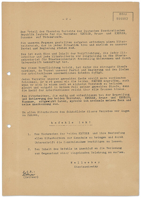 Stasi-Befehl Nr. 224/55 zur Bekanntgabe der Verurteilung von Benno und Susanne Krüger, 05.August 1955; Quelle: BArch, MfS, GH 108/55, Bd. 11, Bl. 2 Braunes A4 Blatt mit schwarzer Maschinenschrift: Der Befehl rekapituliert, dass die Krügers aufgrund ihrer Handlungen nach der Flucht aus Sicht der Stasi Verräter seien und die Todesstrafen daher gerechtfertigt seien. Er droht Nachahmern mit der gleichen Behandlung. Seite 2