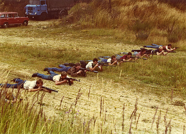 Kampfausbildung der AGM/S im geheimen Objekt "Walli" bei Prenzlau, 80er Jahre Männer im Gras liegend mit Gewehren
