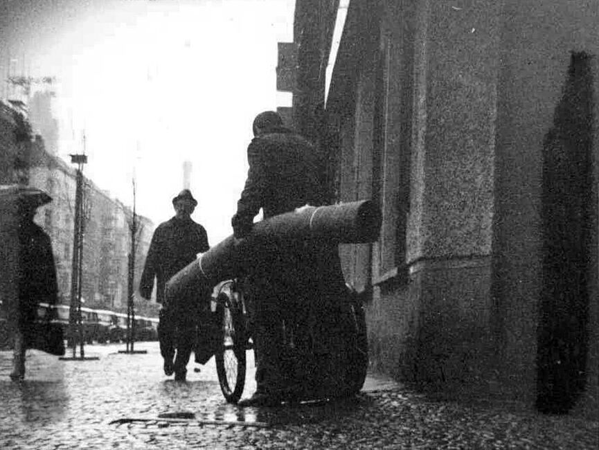Bildbericht der Observation Radulovics durch Mitarbeiter der HA VIII am 26. März 1985 Schwarz weiß Foto: ein Mann mit Handwagen und aufgeladenem Teppich von hinten