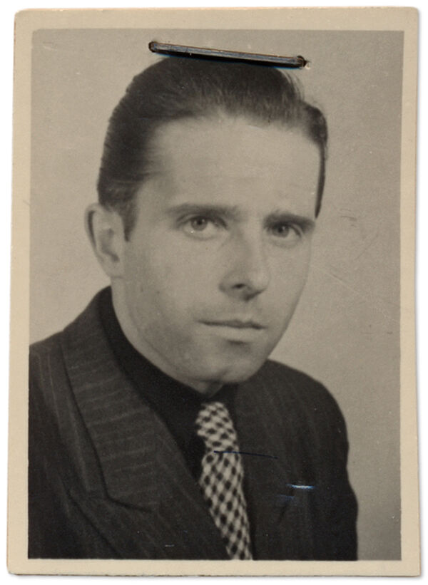 Passfoto eines Mannes. Ungefähres Alter etwa 35 Jahre.