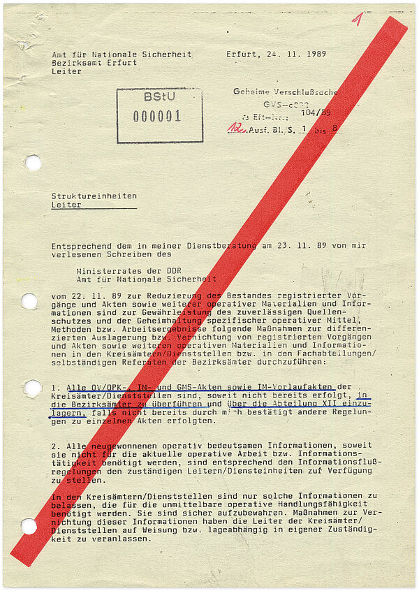 Maschinell beschriebener Zettel, auf dem von links unten nach rechts oben ein dicker roter Strich gedruckt ist. Absender ist der Leiter des Amts für Nationale Sicherheit, Bezirksamt Erfurt. 