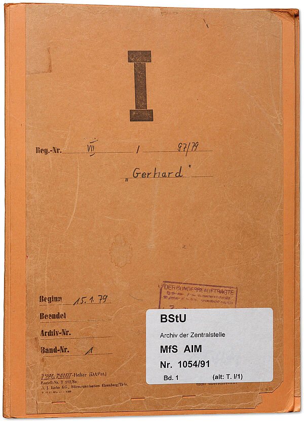 Aktendeckel zu Band 1 von Schedlinskis IM-Akte.; Quelle: BArch, MfS, AIM, Nr. 1054/91, Bd. 1 Das Deckblatt ist orangefarben und enthält Angaben zum Vorgang des IM Gerhard. Außerdem ist ein Signatur-Aufkleber des Stasi-Unterlagen-Archivs daraufgeklebt.