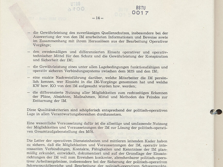 "Richtlinie 1/79 für die Arbeit mit Inoffiziellen Mitarbeitern (IM) und Gesellschaftlichen Mitarbeitern für Sicherheit (GMS)", 8. Dezember 1979 Seite der Richtlinie 1/79, die durch einen roten Querbalken auf der Rückseite als Verschlusssache gekennzeichnet ist.