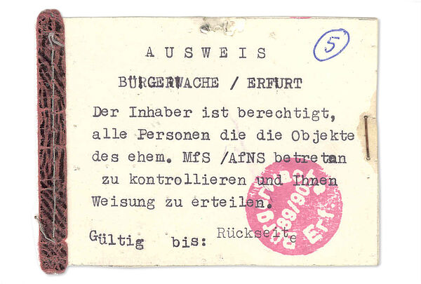 Gestempelter Zettel mit der Aufschrift "Ausweis Bürgerwache/ Erfurt. Der Inhaber ist berechtigt, alle Personen die die Objekte des ehem. MfS /AfNS betreten zu kontrollieren und ihnen Weisungen zu erteilen. Gültig bis: Rückseite".