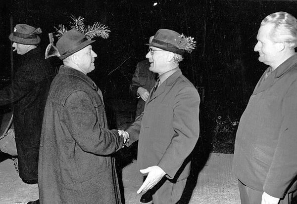 Milke und Honecker schütteln sich in Jagdkleidung fröhlich die Hand.