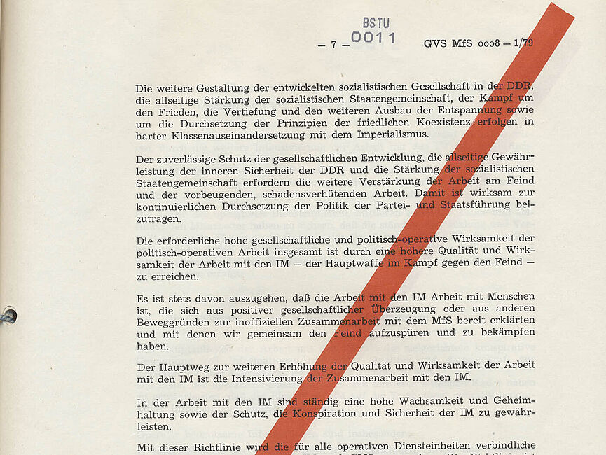 "Richtlinie 1/79 für die Arbeit mit Inoffiziellen Mitarbeitern (IM) und Gesellschaftlichen Mitarbeitern für Sicherheit (GMS)", 8. Dezember 1979 Seite der Richtlinie 1/79, die durch einen roten Querbalken als Verschlusssache gekennzeichnet ist.