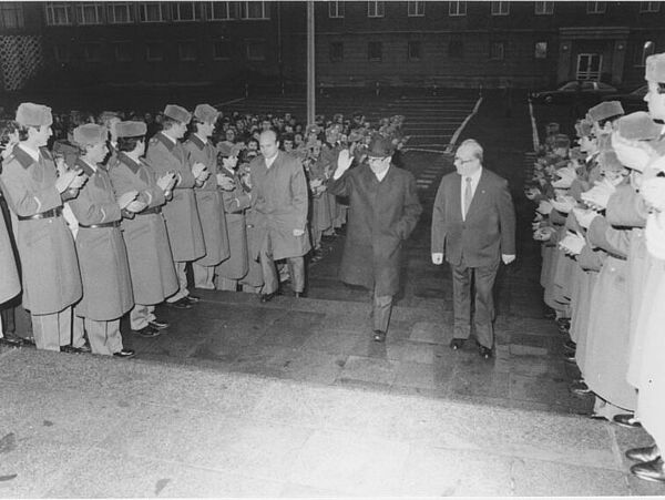 Rudi Mittig begleitet Erich Honecker in der Stasi-Zentrale in Berlin-Lichtenberg durch ein Spalier uniformierter Stasi-Mitarbeiter die Treppenstufen zum Offizierskasino der Stasi in Haus 22 herauf.