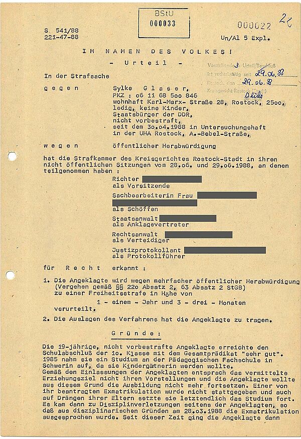 Urteil des Kreisgerichts Rostock gegen Sylke Glaser (Auszug); Quelle: BArch, MfS, BV Rostock, AU, Nr. 1646/88, Bd. 4, Bl. 33 Textdokument, das eine Urteilsverkündung dokumentiert. Zum Teil sind Namen von Mitwirkenden des Verfahrens anonymisiert.
