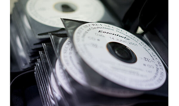 "Rosenholz": auf CD gespeicherte mikroverfilmte Karteikarten und Statistikbögen der HV A Foto einer größeren Anzahl von CD-ROMs.