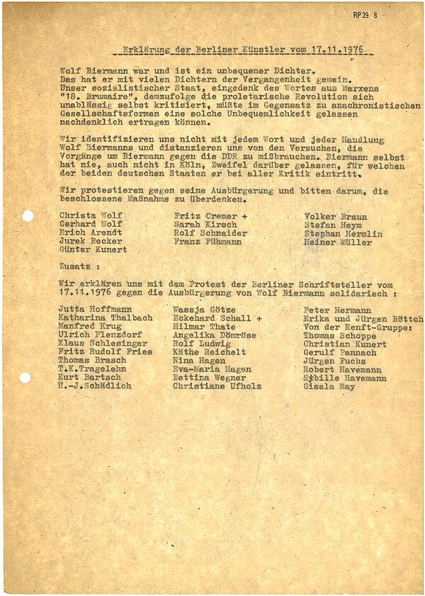 Mit "Erklärung der Berliner Künstler vom 17.11.1976" überschriebenes Textdokument. Nach zwei Absätzen Text folgen nebeneinander stehend zahlreiche Namen.