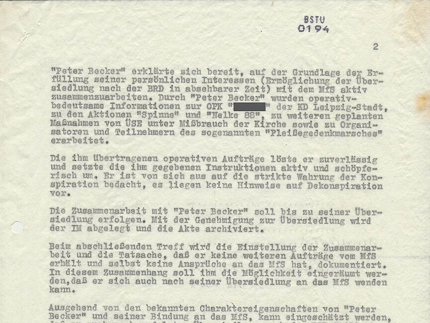 Beurteilung des IM Peter Becker: Zuerst wird seine Anwerbung und bisherige Aufträge rekapituliert und seine Zuverlässigkeit als positiv bewertet. Es wird erklärt, welche Kenntnisse der IM über die Stasi hat, wie seine geplante Übersiedlung in den Westen seitens der Stasi vorzubereiten ist und wie die Stasi die Gewährung der Übersiedlung in seinem rechtfertigt. Seite 2