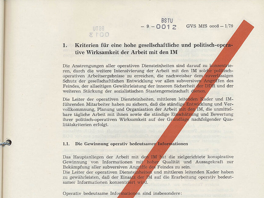 "Richtlinie 1/79 für die Arbeit mit Inoffiziellen Mitarbeitern (IM) und Gesellschaftlichen Mitarbeitern für Sicherheit (GMS)", 8. Dezember 1979 Seite der Richtlinie 1/79, die durch einen roten Querbalken als Verschlusssache gekennzeichnet ist.