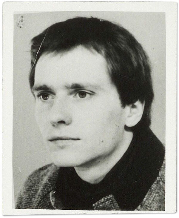 Passbild Rainer Schedlinskis aus der Zeit seiner Anwerbung als IM, um 1979; Quelle: BArch, MfS, AIM, Nr. 1054/91, Bd. 1, Bl. 33 Passfoto einer männlichen Person, schwarz-weiß