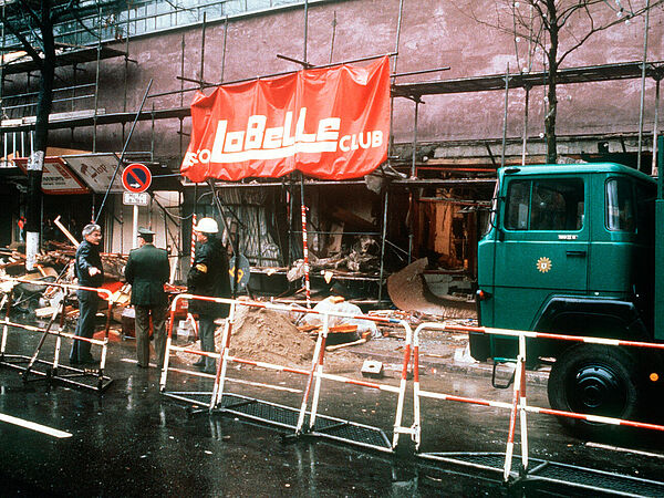 Vorderfront der zerstörten Diskothek "La Belle" in Berlin-Friedenau, April 1986 Blick von der Straße aus auf das zerstörte und abgesperrte "La Belle". rechts im Bild ein LKW der Polizei.
