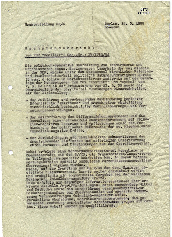 Der Bericht formuliert die Unterstütrzung von Basisgruppen durch Kirchenmitarbeiter als gegen das SED-Regime gerichtet, listet Maßnahmen der Stasi gegen Pfarrer und Gruppen auf und erklärt die Maßnahmen der Stasi als erfolgreich. Am Schluss werden zukünftige Maßnahmen aufgelistet. Seite 1