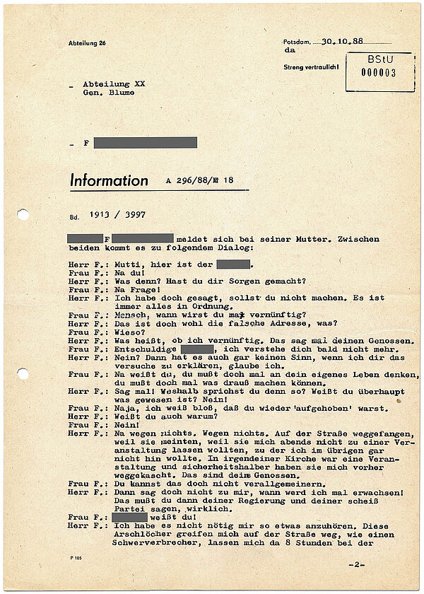 "Information" der Abt. 26 an die Abt. XX der BV Potsdam zu einem abgehörten Telefongespräch, 30. Oktober 1988; Quelle: BArch, MfS, AOP, Nr. 17793/91, Beifügung Bd. 17, Bl. 3 Textdokument, in dem ein abgehörtes Telefonat zwischen einem Mann und seiner Mutter transkribiert ist.