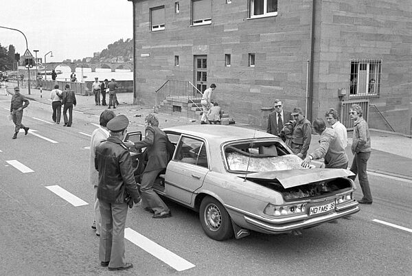 Der Dienstwagen des US-Generals Frederick Kroesen nach einem Attentat durch die RAF in Heidelberg am 15. September 1981 Blick auf das Heck des Mercedes-Benz