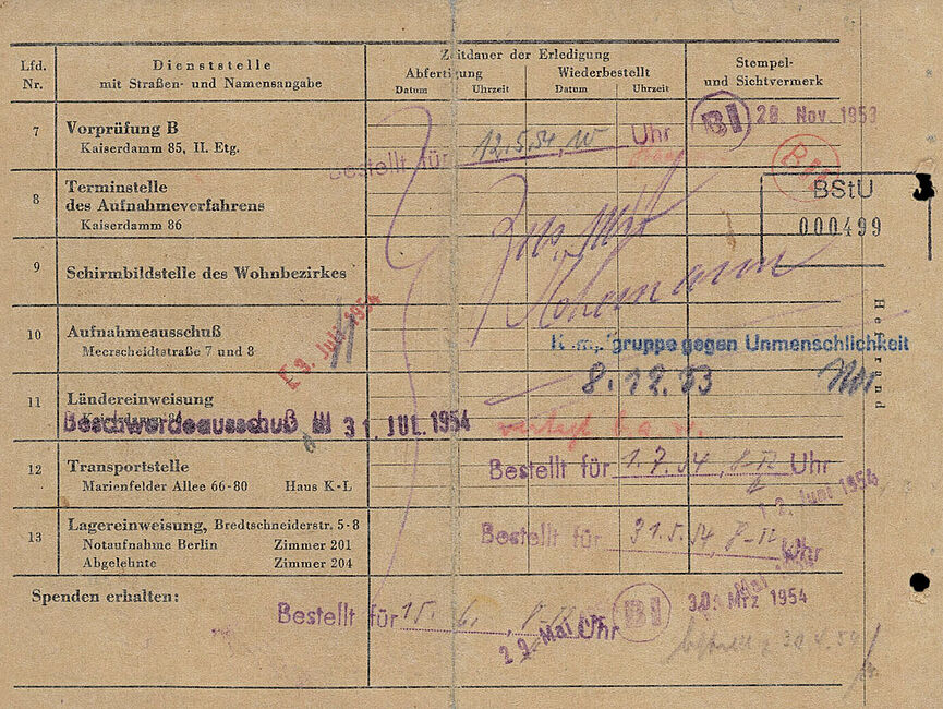 Der Zettel ist mit Stempeln und Unterschriften der zahlreichen Stellen übersäht, die Flüchtende im Notaufnahmelager Berlin-Marienfelde zu besuchen hatten.
