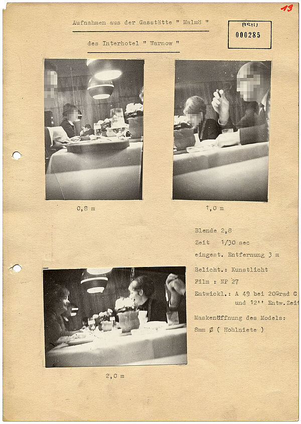 Seite aus einem Bildbericht der Stasi zum Interhotel "Warnow",  Quelle: BArch, MfS, BV Rostock, Abt. VIII, Nr. 24, Teil 3, Bl. 285 Dokument mit aufgeklebten anscheinend heimlich aufgenommenen Schwarz-Weiß-Fotos männlicher und weiblicher Personen, an Tischen sitzend; Gesichter verpixelt, in Schreibmaschinenschrift Anweisungen zu Einstellung der Kamera