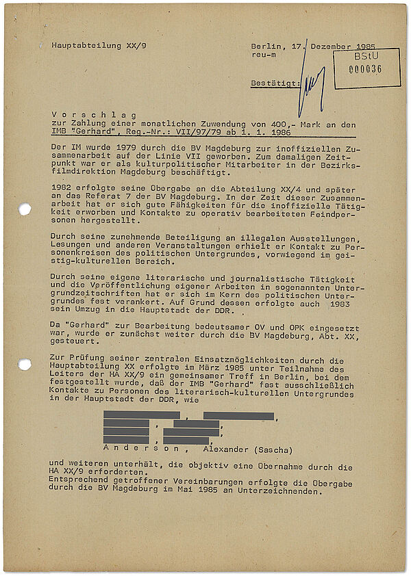 Vermerk über Schedlinskis Spitzeltätigkeit und seine Übernahme durch die HA XX/9 zur Begründung einer monatlichen Entlohnung, 17. Dezember 1985; Quelle: BArch, MfS, AIM, 1054/91, Bd. 2, Bl. 36 Der Vermerkt rekapituliert die Anwerbung Schedlinskis, seine Einsatzmöglichkeiten in der Kunstszene und konstatiert, dass er von der HA XX/9 geführt werden müsse.