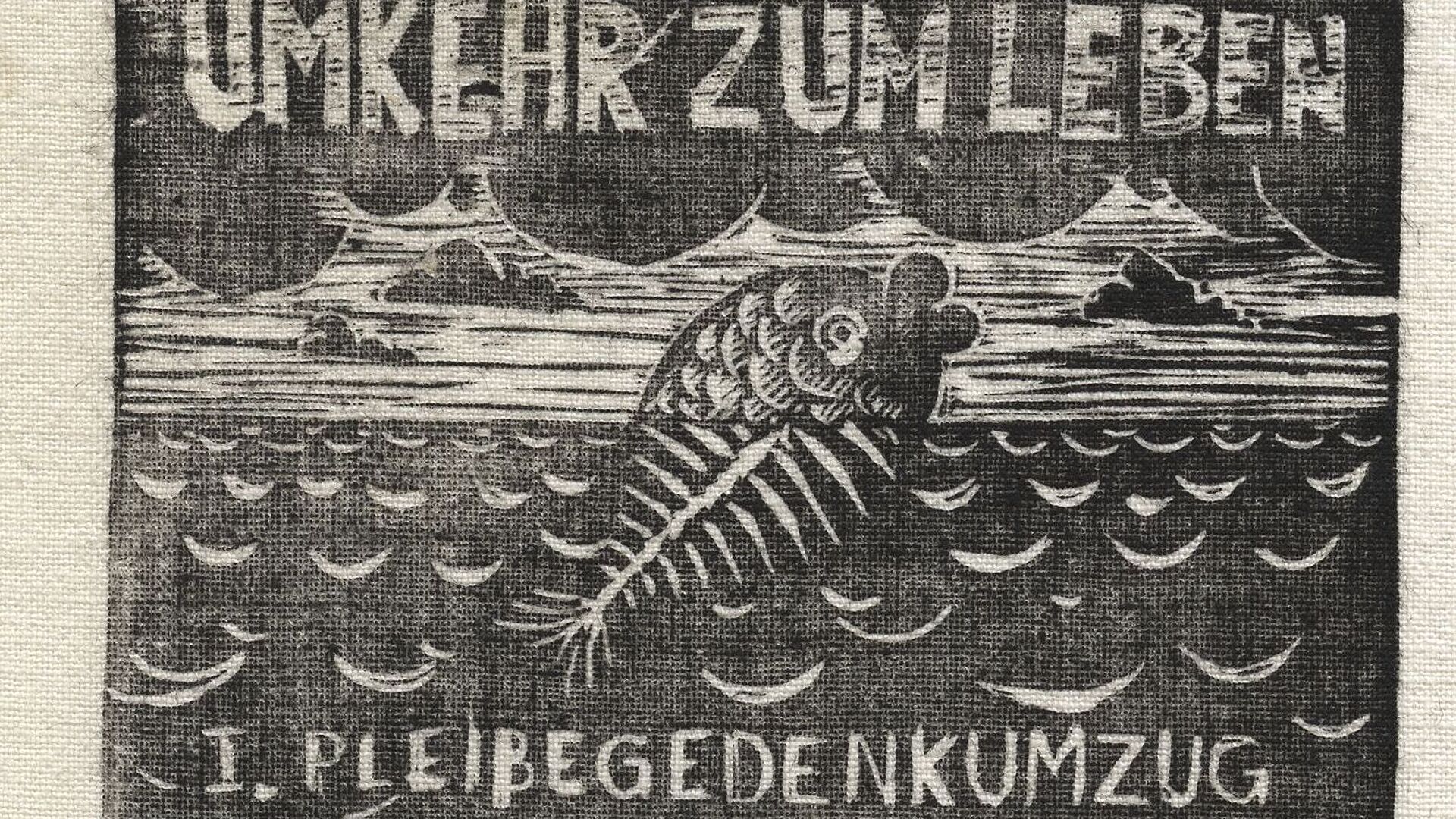 Bedrucktes Stoffstück, auf dem ein Fisch abgebildet ist, der aus dem Wasser herausschaut. Der untere, sich im Wasser befindliche Teil des Fisches besthet nur aus Gräten. Darüber steht der Text "Umkehr zum Leben", darunter "1. Pleißegedenkumzug, 5. Juni 