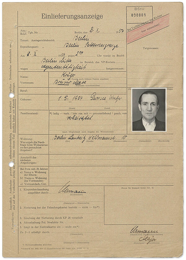 Einlieferungsanzeige in die Stasi-Untersuchungshaft für Bruno Krüger, 8. Oktober 1954; Quelle: BArch, MfS, GH 108/55, Bd. 4, Bl. 8 Neben spärlichen Angaben zu Krügers Festnahme enthält das Dokument auch ein Passfoto des Festgenommenen.