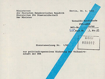 Titelblatt der Dienstanweisung Nr. 1/82 "zur politisch-operativen Sicherung der Volkswirtschaft der DDR", 30. März 1982 Textdokument mit Aufschrift "Dienstanweisung Nr. 1/82" und blauem aufgedrucktem Streifen von links unten nach rechts oben.