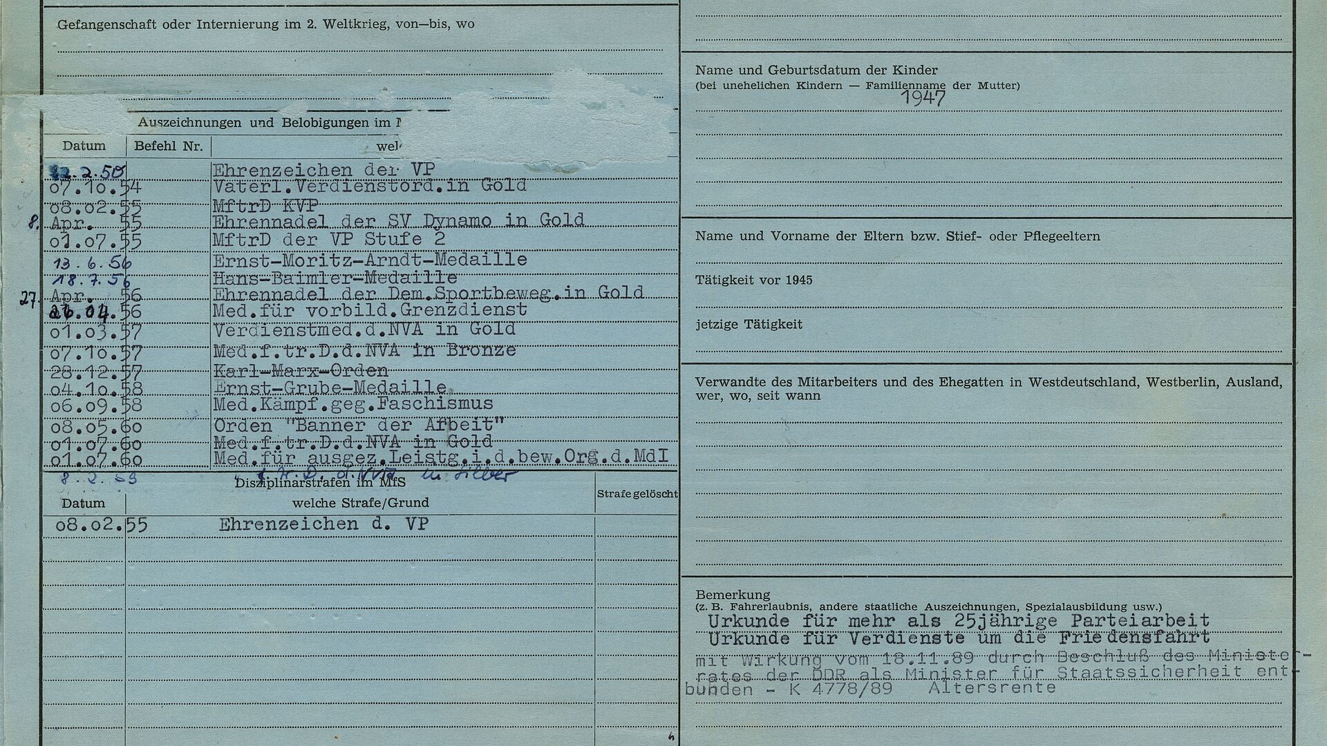 Karteikarte im Format DIN A4 quer mit persönlichen Angaben zu Erich Mielke, darunter eine Auflistung von Auszeichnungen.