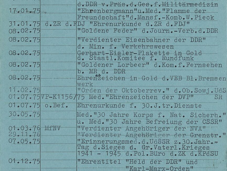 Karteikarte im Format DIN A5 mit einer Liste von Aufzeichnungen, die die Namen der Auszeichnungen und das jeweilige Verleihungsdatum enthält.