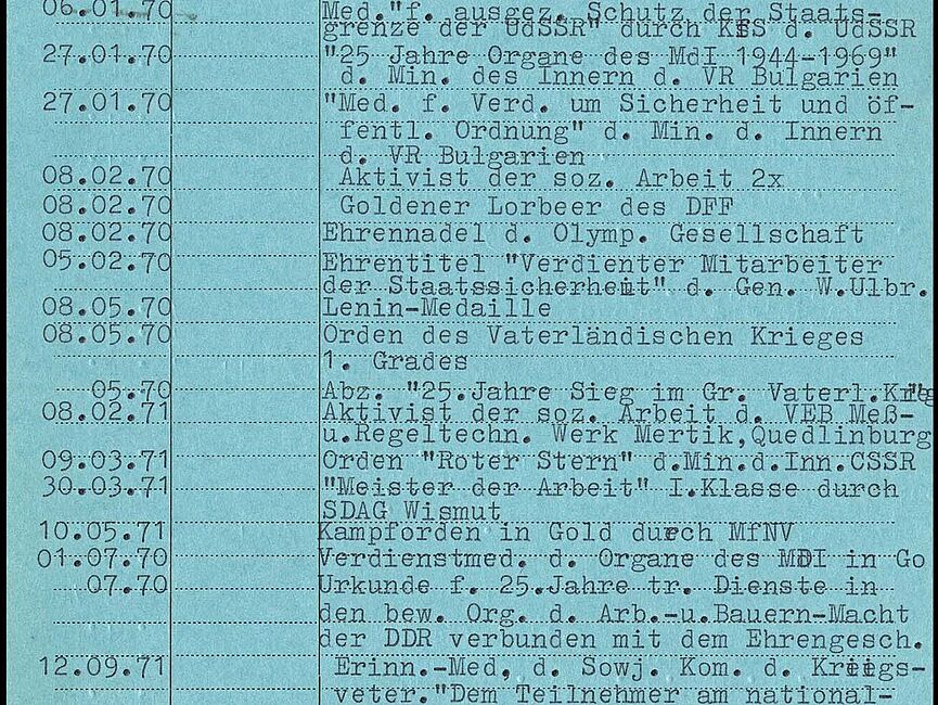 Karteikarte im Format DIN A5 mit einer Liste von Aufzeichnungen, die die Namen der Auszeichnungen und das jeweilige Verleihungsdatum enthält.